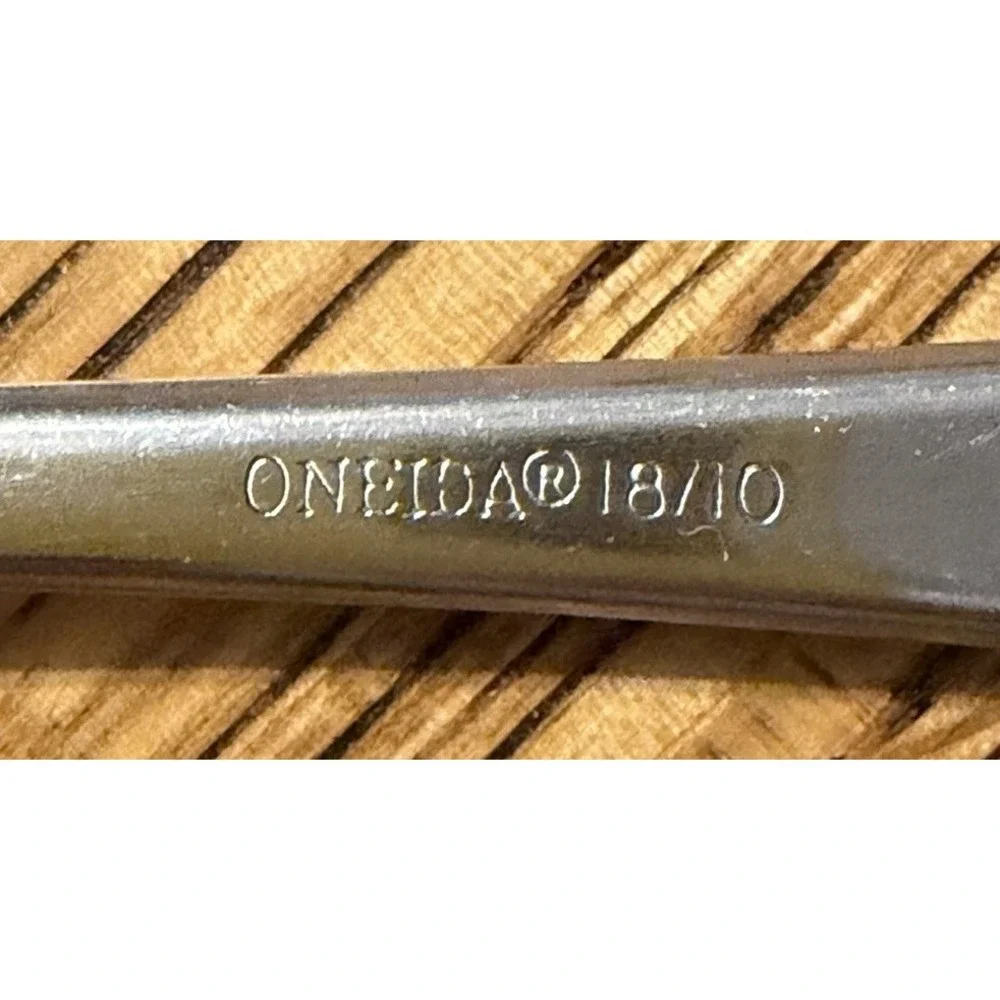 Oneida 18/10 Stainless‎ Solid Handle Sugar Shell Spoon 6 3/8
